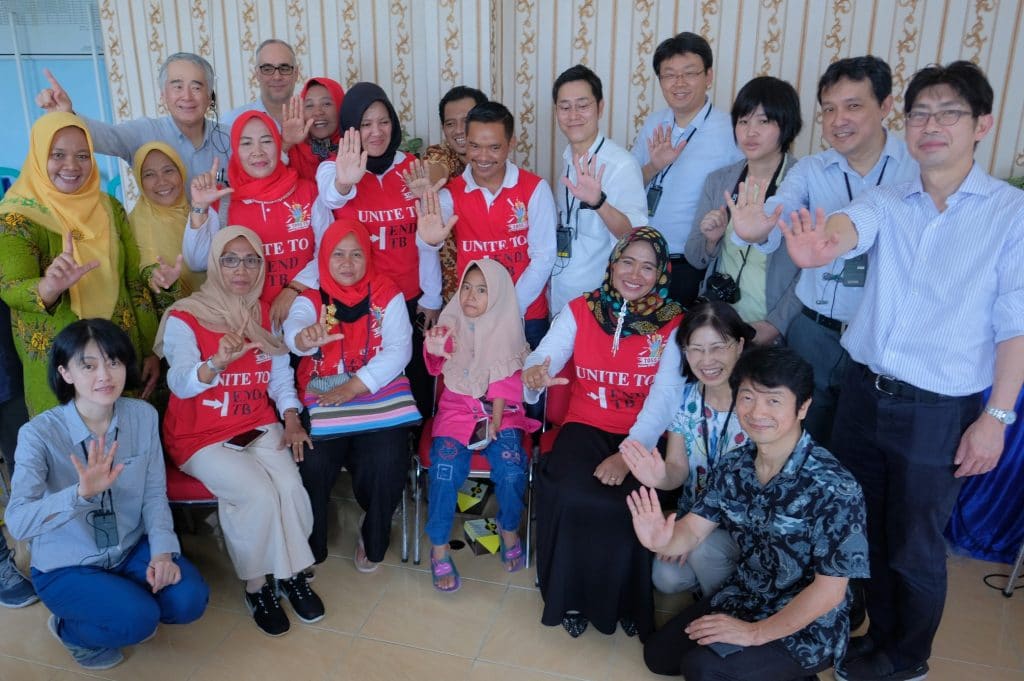 Group photograph with members of of NGO Aisha (assisting TB patients) and visiting journalists and the Global Fund staff at Puskesmas Hanura (a health center in Hanura Village) in Lampong Province in the island of Sumatra Tuesday 27 November, 2018. (Jiro Ose / The Global Fund)on Tuesday 27 November, 2018. (Jiro Ose / The Global Fund)