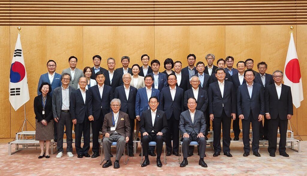 32 K J Forum visit to PM