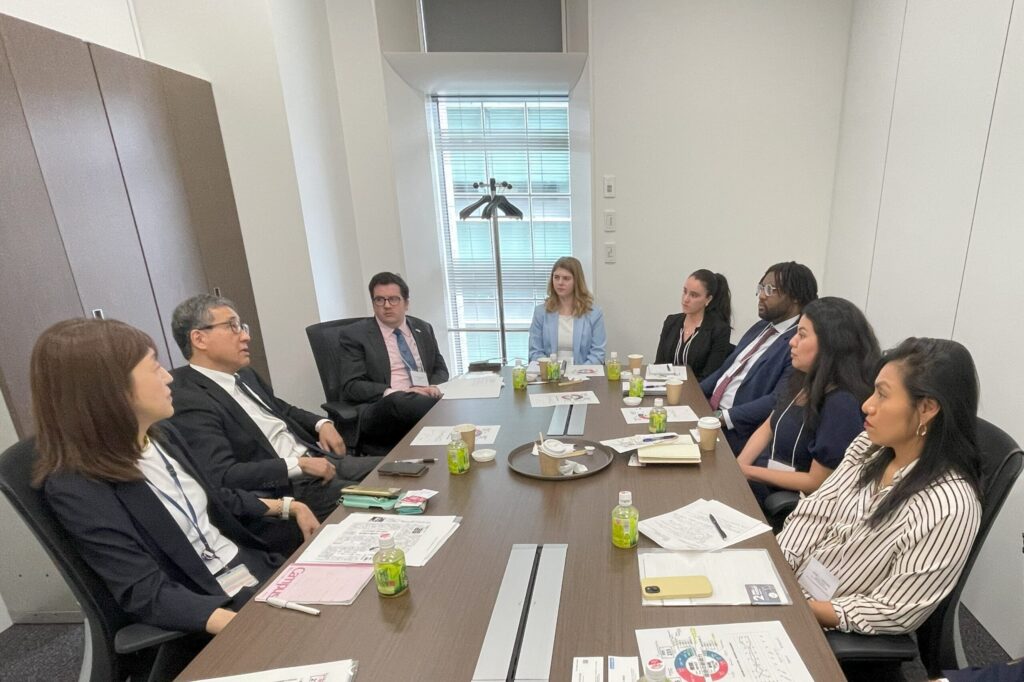 Meeting with journalists Mr. Hiroyuki Akita (The Nikkei) and
Ms. Aya Igarashi (The Yomiuri Shimbun) at the Yomiuri Shimbun Headquarters.