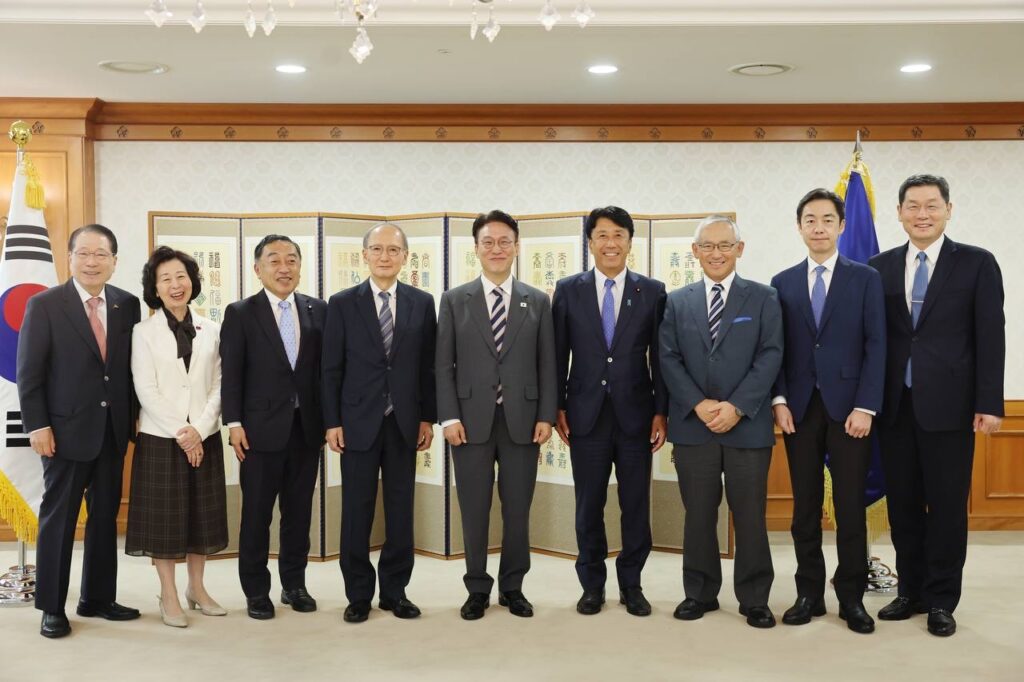 Representatives of the Korea-Japan Forum meet with  South Korean Prime Minister Kim Min-seok