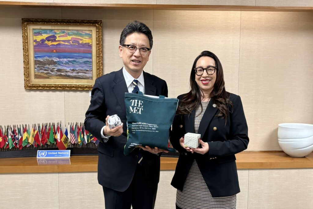 Exchanging gifts, including a Padres baseball, with the Mayor of Kumamoto