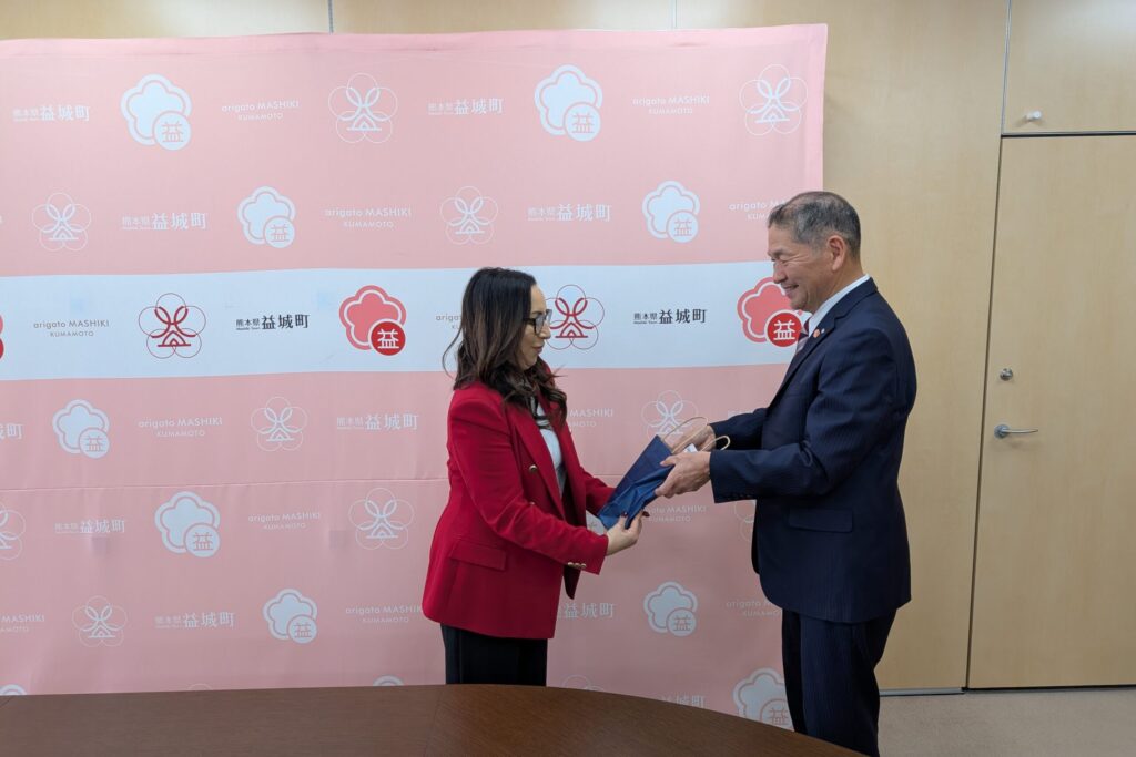 Sharing omiyage with the Mayor of Mashiki