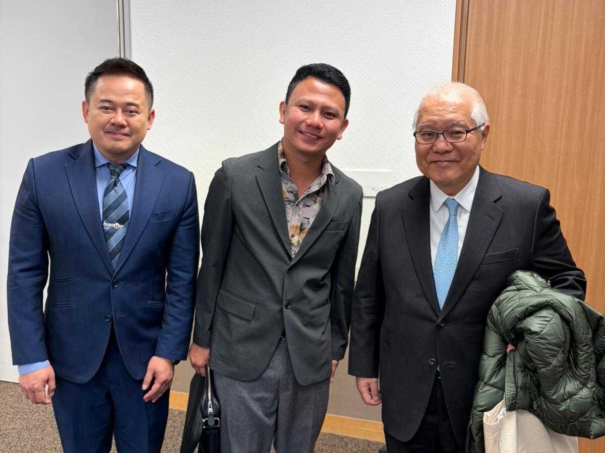 Nuttee Suree and Edren Llanillo meeting with Keizo Takemi