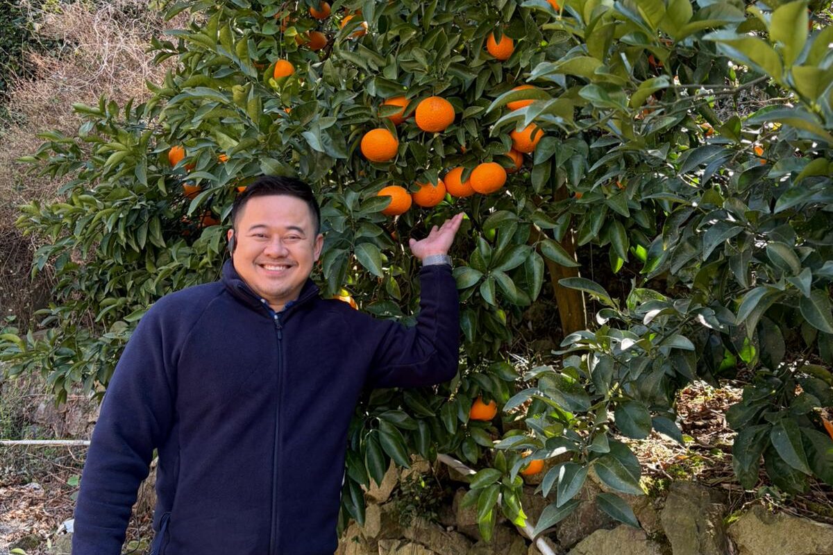 Nuttee Suree admiring Osaki Shimojjima's dekopon