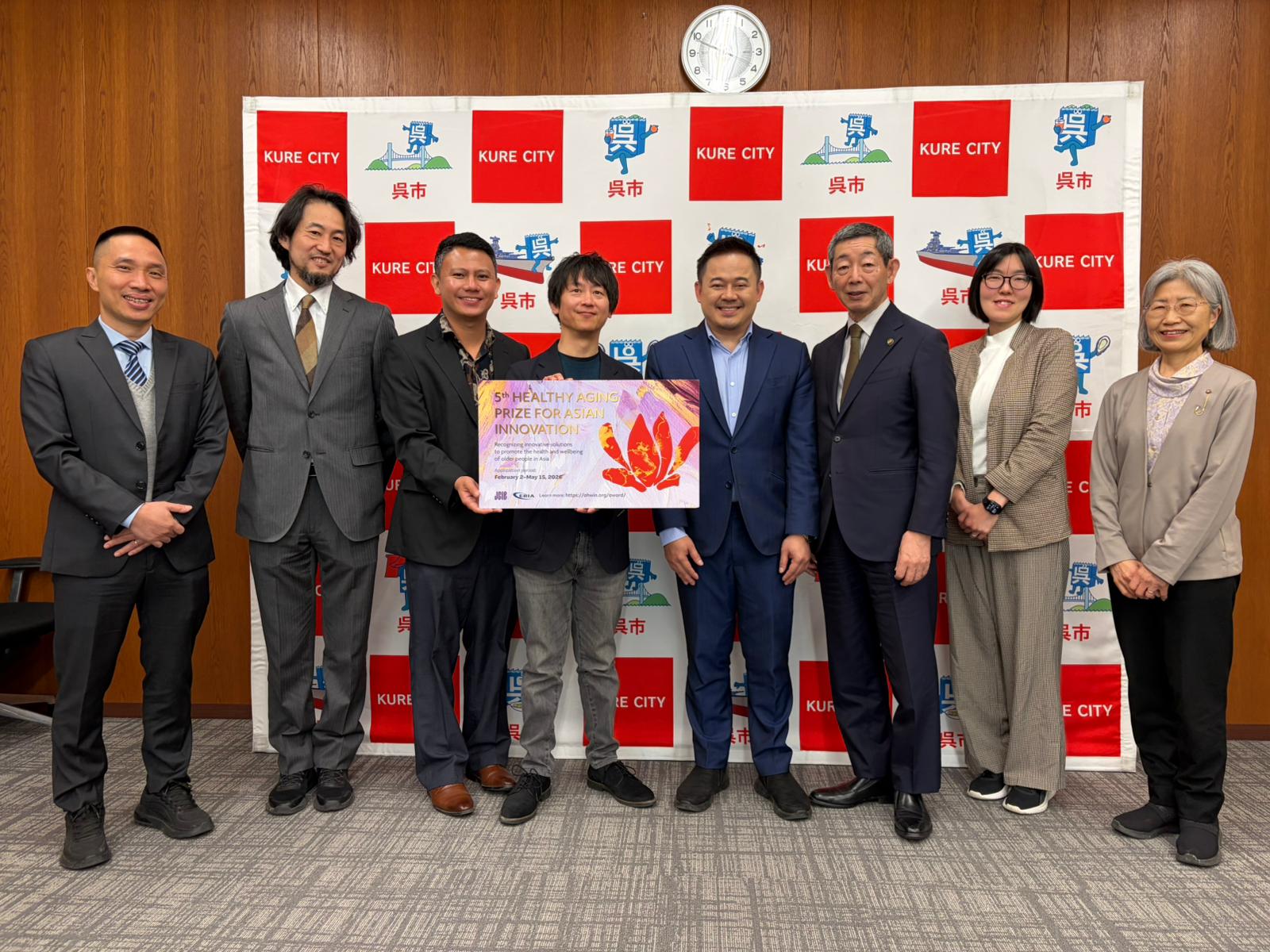 Photo with Kure City Mayor Yoshiake Shinhara