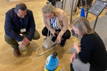 Shonan-Robo_terrace-meeting-the-robot_cropped-1024x683